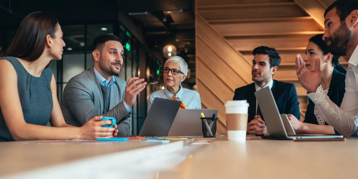 Tecnologia para libertar o potencial do ambiente corporativo