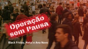 Imagem retrata uma loja varejista em per&iacute;odo de compras de fim de ano com pessoas correndo para fazer suas compras com o tema da campanha carimbado, "Opera&ccedil;&atilde;o Sem Pausa - Black Friday, Natal e Ano Novo"