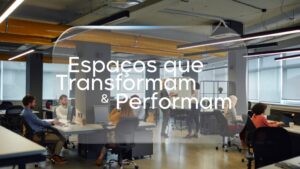 Gestão inteligente de espaços corporativos melhora produtividade, experiência do colaborador e eficiência operacional. Descubra como Smart Spaces estão transformando empresas em 2026. Escritório corporativo moderno com equipes trabalhando em ambiente colaborativo representando gestão inteligente de espaços e Smart Spaces nas empresas.